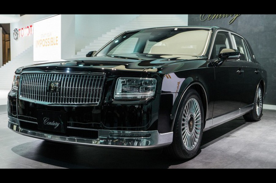 Toyota Century là dòng xe cao cấp nhất trong lịch sử Toyota; là mẫu xe limousine sang trọng và cũng đồng thời là xe thương mại với động cơ V12 đầu tiên và duy nhất của Nhật tính tới thời điểm này. Thế hệ thứ 3 của mẫu  xe sang Toyota Century vừa được hãng xe Nhật Bản “vén màn” tại Triển lãm Tokyo 2017.